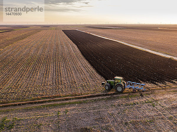 Serbien  Vojvodina. Traktor-Pflugplatz am Abend