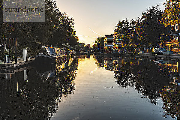 Vereinigtes Königreich  England  Camden  London  Regent's Canal  Hausboote bei Sonnenuntergang