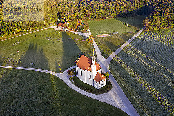 Deutschland  Bayern  Kirche St. Leonhard bei Dietramszell  Drohnenansicht