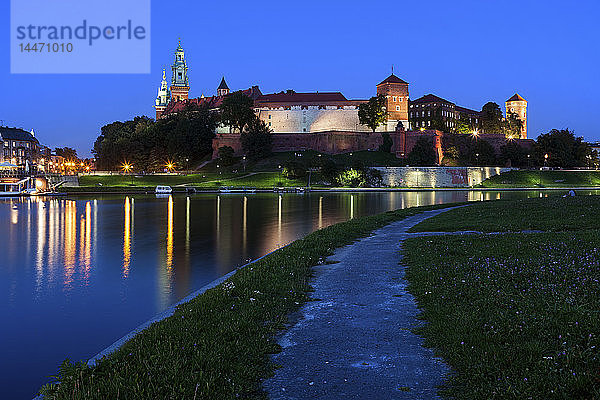 Polen  Krakau  Königsschloss Wawel in der Abenddämmerung  Weg entlang der Weichsel
