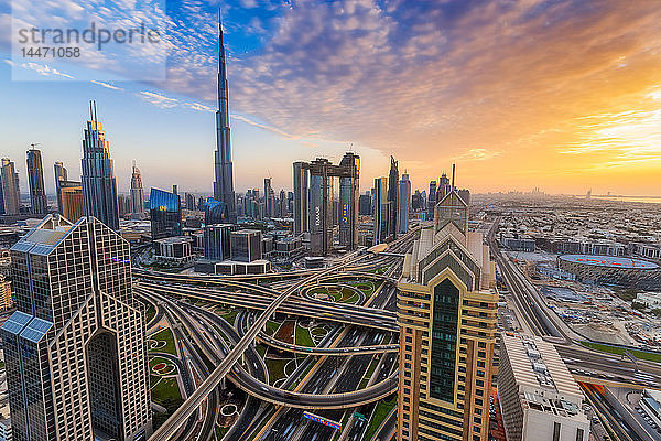 Vereinigte Arabische Emirate  Dubai  Burj Khalifa bei Sonnenuntergang