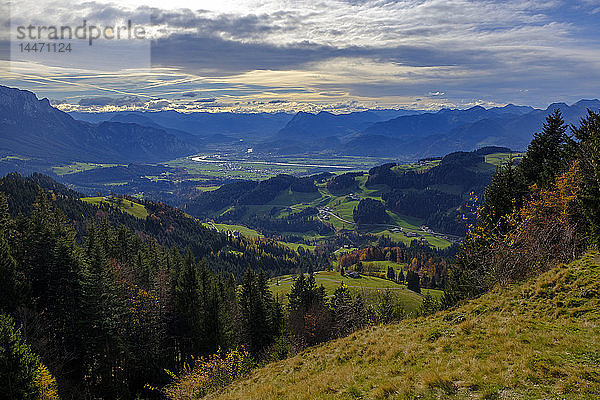 Deutschland  Bayern  Oberbayern  Chiemgau  Sachrangtal  bei Sachrang  Blick von der Karspitze auf das Inntal