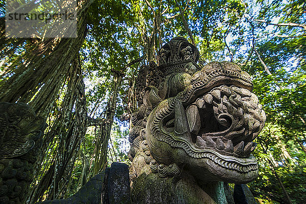 Indonesien  Bali  Ubud-Affenwald  Steinstatue eines Drachen