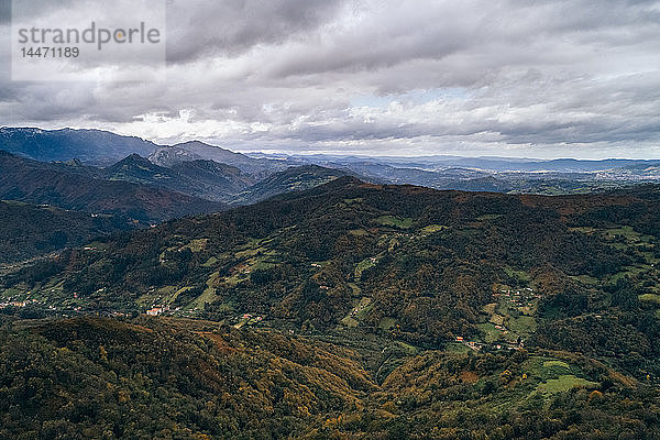 Spanien  Asturien  Berglandschaft im Herbst