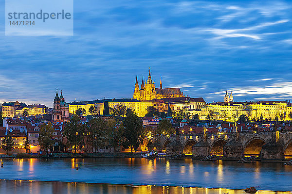 Tschechien  Prag  Karlsbrücke  Moldau RIver und Prager Schloss am Abend