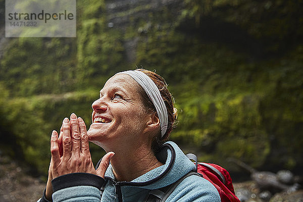 Chile  Patagonien  Vulkan Osorno  Porträt einer Frau  die den Wasserfall Las Cascadas bewundert