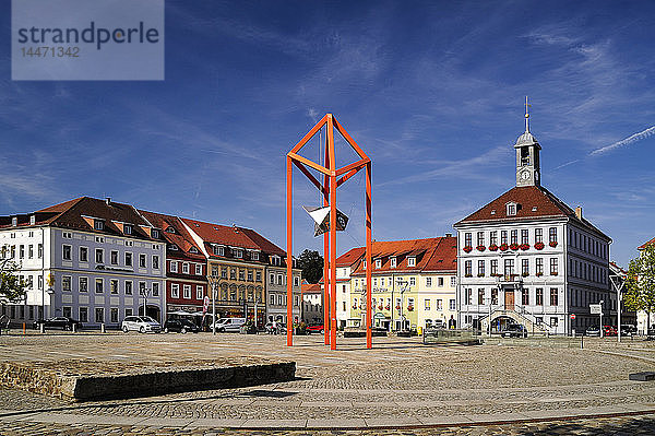 Deutschland  Sachsen  Bischofswerda  Marktplatz Altmarkt  Rathaus und Skulptur 'Mediaturm