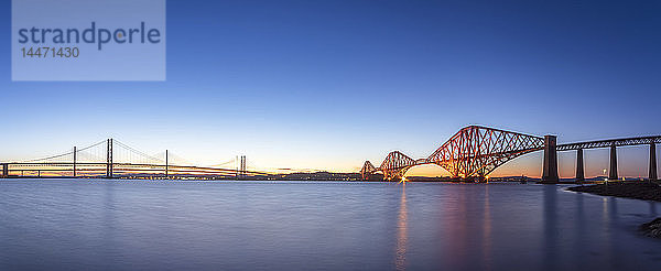 Großbritannien  Schottland  Edinburgh  Forth Bridge und Queensferry Crossing Bridge bei Sonnenuntergang