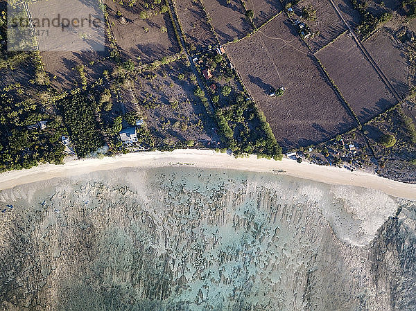 Indonesien  West-Sumbawa  Luftaufnahme des Strandes von Jelengah  Surfstrand am Scar-Riff