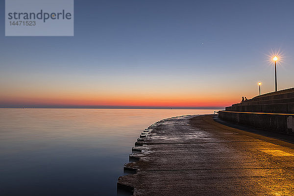 USA  Illinois  Chicago  Lake Michigan  Pier bei Sonnenaufgang