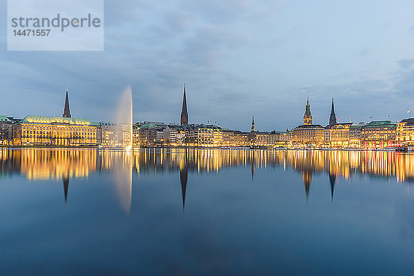 Deutschland  Hamburg  Binnenalster  Stadtzentrum am Abend