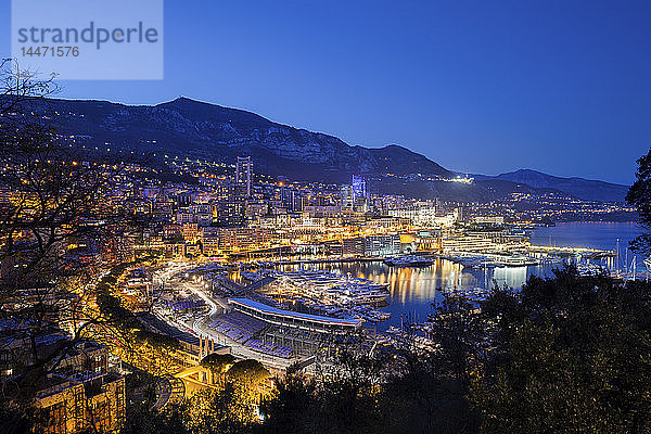 Das Fürstentum Monaco  Monaco  Monte Carlo und Port Hercule im Abendlicht