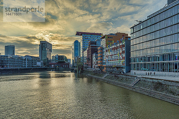 Deutschland  Düsseldorf  Medienhafen bei Sonnenuntergang