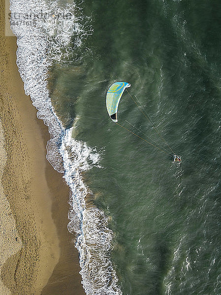 Indonesien  Bali  Strand von Berawa  Luftaufnahme eines Drachensurfers