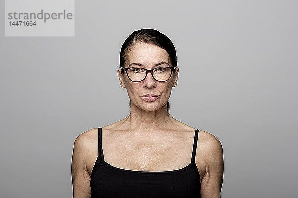 Porträt einer ernsthaften reifen Frau mit Brille