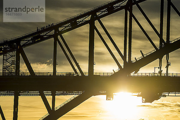 Australien  Sydney  Touristen besteigen die Hafenbrücke von Sydney bei Sonnenuntergang