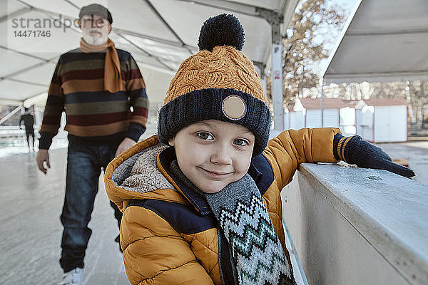 Grossvater und Enkel auf der Eisbahn  Schlittschuhlaufen