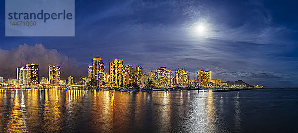 USA  Hawaii Oahu  Honolulu  Skyline mit Ala Wai Boat Harbour und Diamond Head zur blauen Stunde