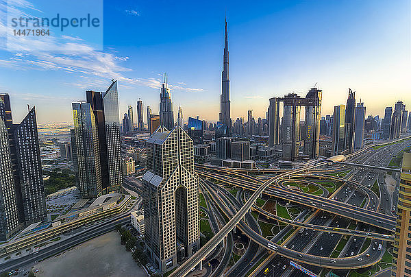 Vereinigte Arabische Emirate  Dubai  Burj Khalifa  Stadtbild am Abend