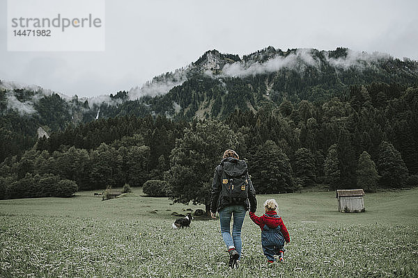 Österreich  Vorarlberg  Mellau  Mutter und Kleinkind auf einer Reise in die Berge