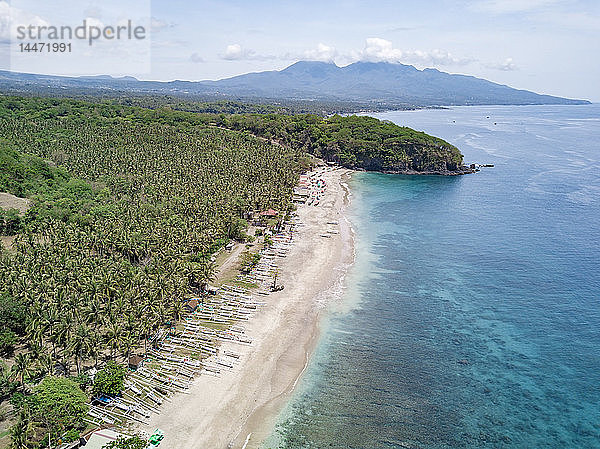 Indonesien  Bali  Karangasem  Luftaufnahme des unberührten Strandes