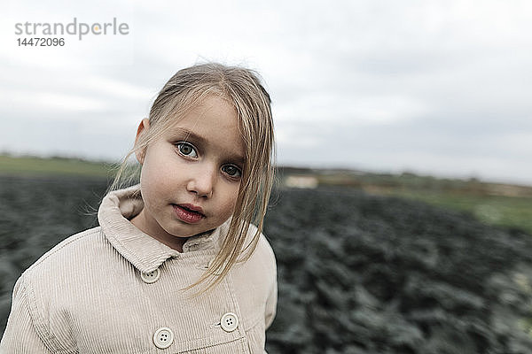 Bildnis eines auf einem Kohlfeld stehenden Mädchens