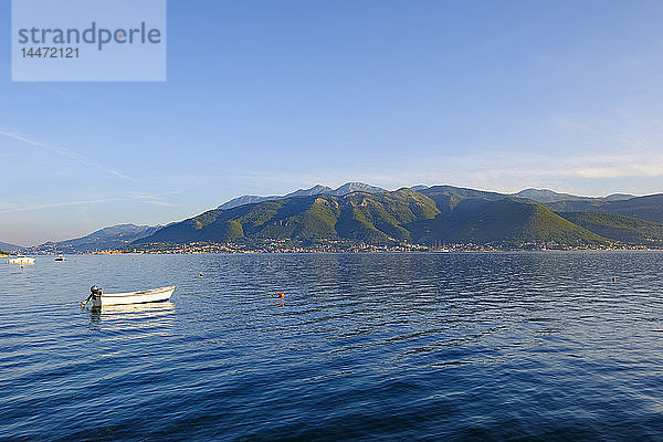 Montenegro  Herceg Novi  Bucht von Kotor  Blick von der Halbinsel Lustica  Dörfer Denovici und Baosici