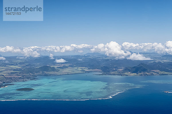 Mauritius  Indischer Ozean  Luftaufnahme der Ostküste  Mahebourg und Insel Ile Aux Aigrettes
