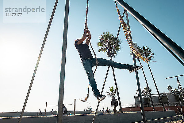 USA  Kalifornien  Los Angeles  Venedig  Mann am Seil am Muscle Beach