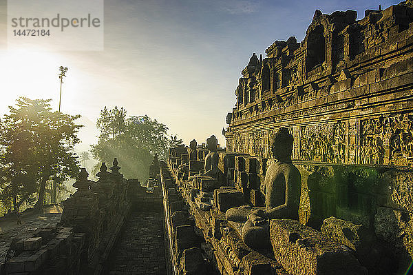 Indonesien  Java  Borobudur-Tempelkomplex im frühen Morgenlicht