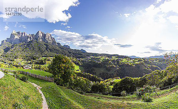 Italien  Südtirol  Dolomiten  Seis am Schlern  Blick auf Schlern und Seiser Alm im Sommer