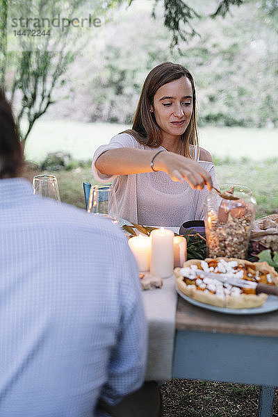 Paar beim romantischen Essen bei Kerzenlicht im Garten