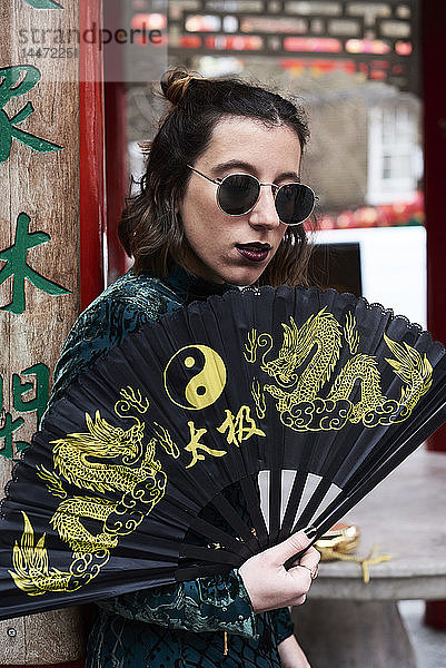 London  junge Frau mit chinesischem Fan in Chinatown