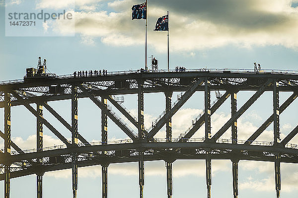 Australien  New South Wales  Sydney  Touristen auf der Hafenbrücke von Sydney