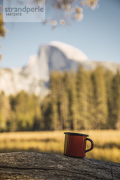 USA  Kalifornien  Yosemite National Park  Kaffeetasse mit El Capitan im Hintergrund