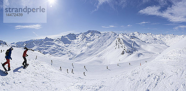 Frankreich  Französische Alpen  Les Menuires  Trois Vallees  Panoramablick mit Snowboardern