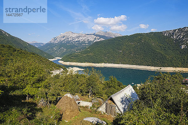 Montenegro  Pluzine  Scheune am Stausee Pivsko jezero