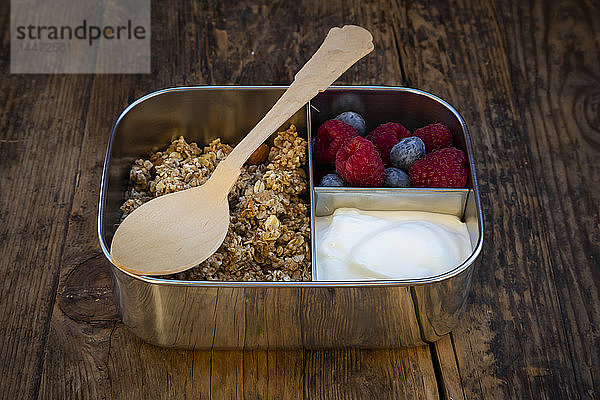 Frühstücksbox mit Müsli  Quinoa-Nüssen  griechischem Joghurt  Heidelbeeren und Himbeeren