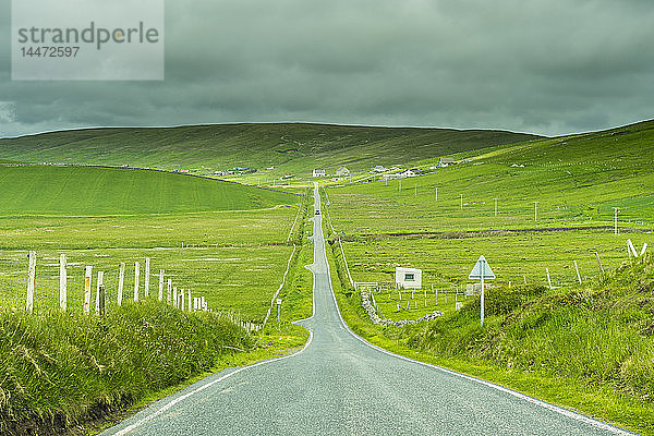 Vereinigtes Königreich  Schottland  Shetland-Inseln  lange gerade Straße