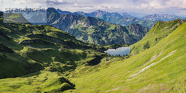 Deutschland  Bayern  Allgäu  Allgäuer Alpen  Panorama von Zeigersattel  Seealpsee  Hoefats links