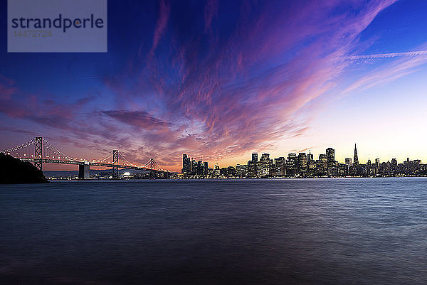 USA  Kalifornien  Skyline von San Francisco und Oakland Bay Bridge bei Sonnenuntergang