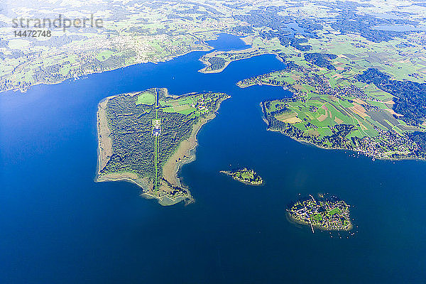 Deutschland  Bayern  Chiemgau  Luftaufnahme von Chiemsee  Herrenchiemsee  Krautinsel und Frauenchiemsee