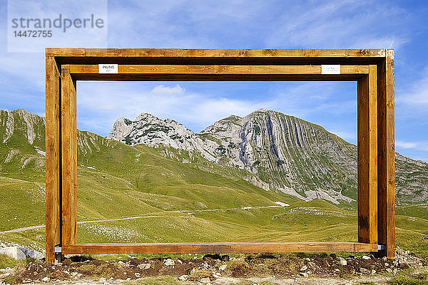 Montenegro  Durmitor-Nationalpark  Durmitormassiv  Aussichtspunkt mit Rahmen  Berge Gruta und Prutas