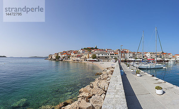 Kroatien  Dalmatien  Primosten  Adria  Hafen  Anlegeplatz und Strand