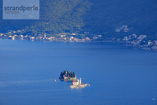 Montenegro  Bucht von Kotor  Dorf Stoliv  Inseln Gospa od Skrpjela und Sveti Dorda