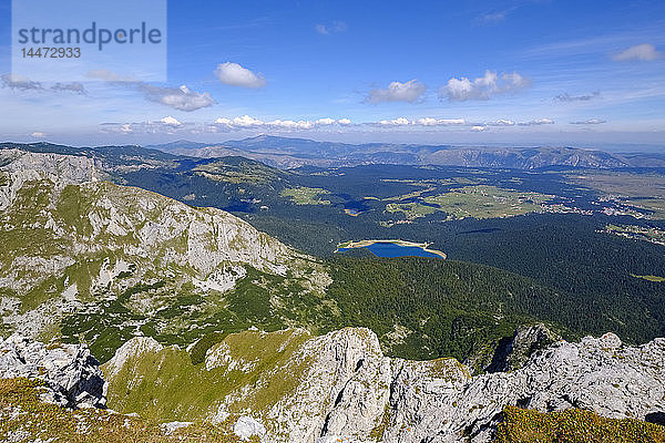 Montenegro  Durmitor-Nationalpark  Durmitormassiv  Blick vom Berg Savin kuk  Schwarzer Crno jezero-See
