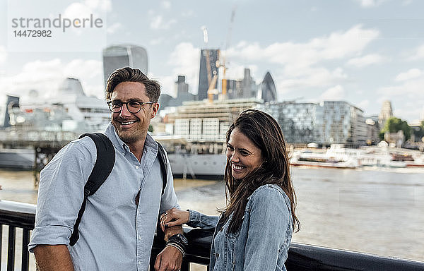 UK  London  lächelndes Paar mit Skyline im Hintergrund