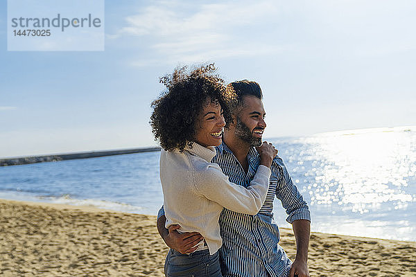 Spanien  Barcelona  glückliches Paar  das sich am Strand umarmt