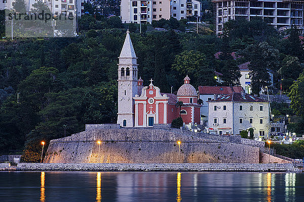 Montenegro  Adriaküste  Dobrota  Matthias-Kirche am Abend