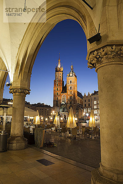 Polen  Krakau  Stadt bei Nacht  Blick auf die Marienkirche von der Arkade des Coth-Halle in der Altstadt